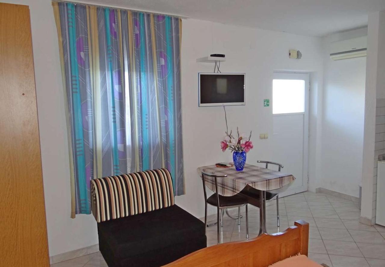 Apartments Tomislav - 120 M From Beach Donji Okrug  Εξωτερικό φωτογραφία